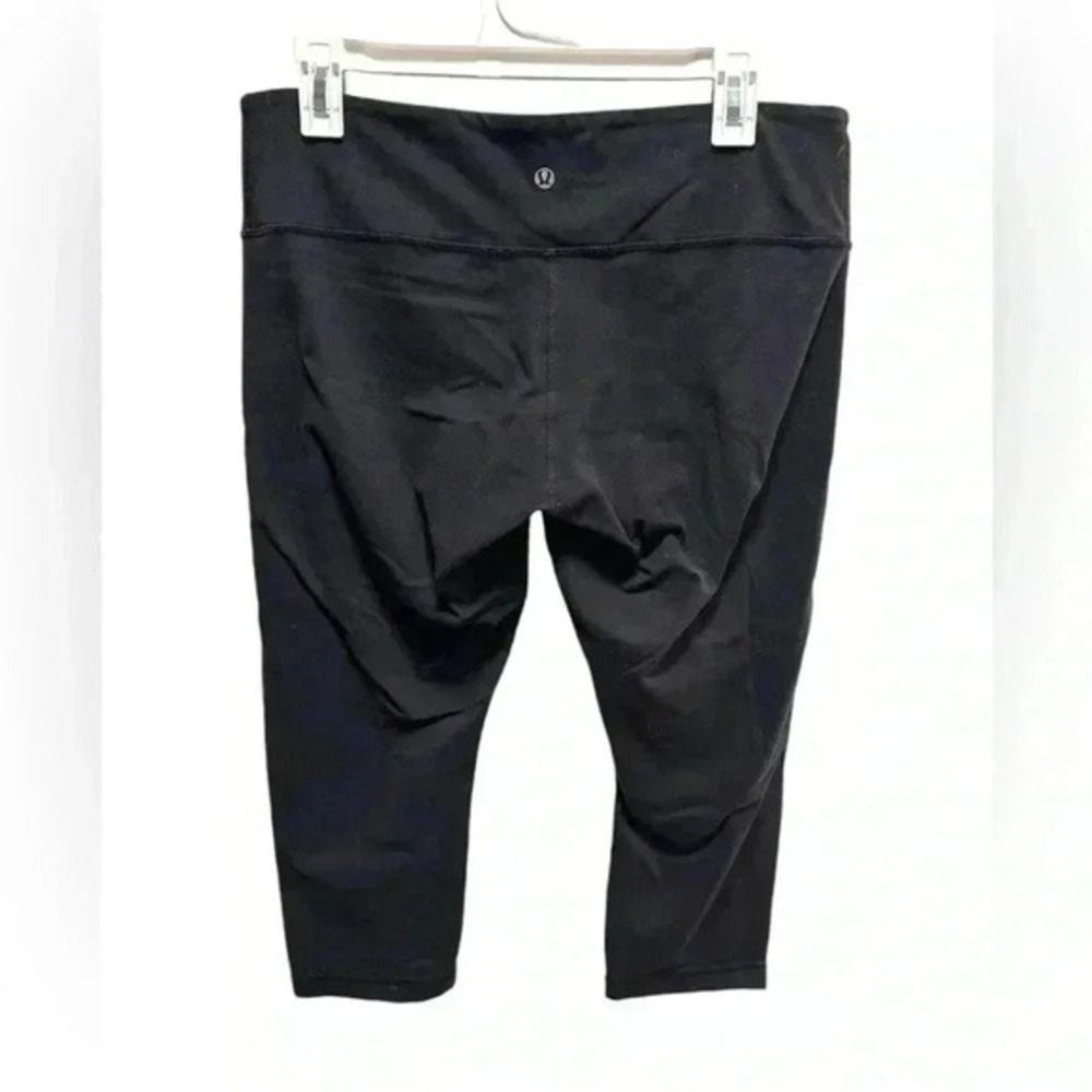 LULULEMON BLACK CAPRI LEGGINGS